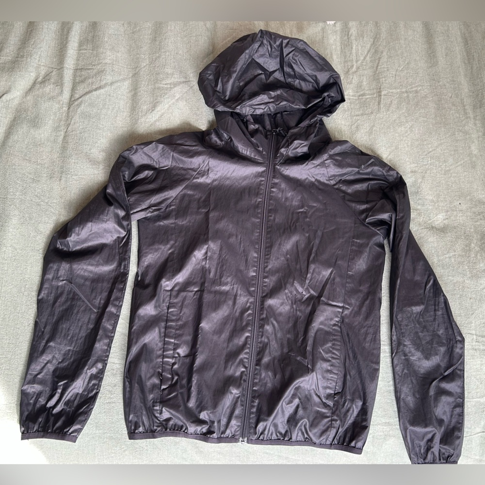 Uniqlo women’s hooded black lightweight windbreaker/rain jacket